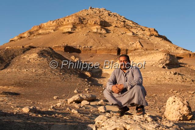 egypte desert libyque 06.JPG - Egyptien au pied de la montagne de Maghrafa, Désert libyque, Egypte